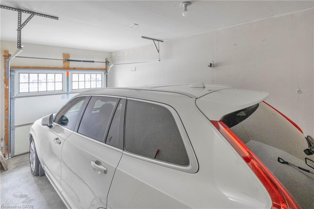 68 Esplanade Lane, Grimsby, ON - Indoor Photo Showing Garage