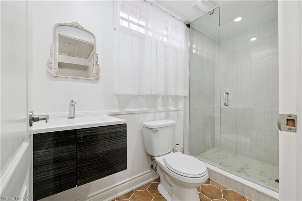 775 Regent Street, Cambridge, ON - Indoor Photo Showing Bathroom