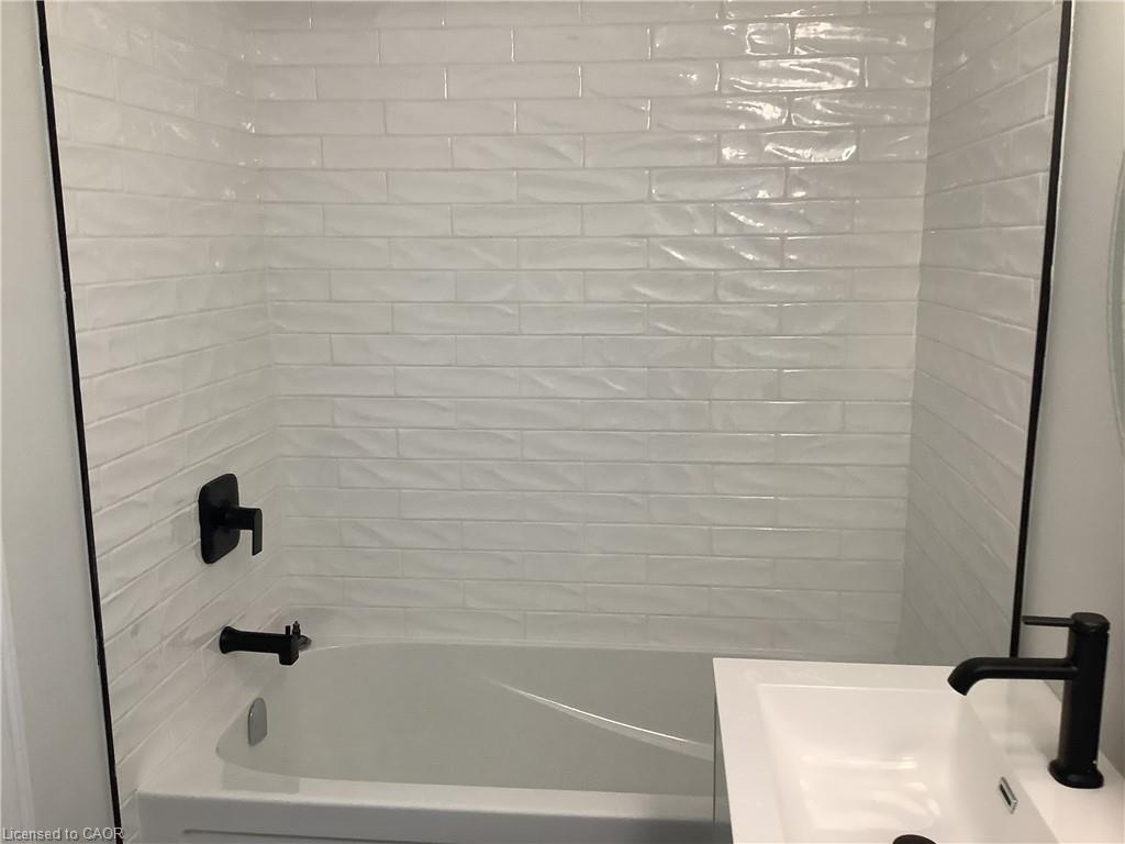 229 West 18Th Street, Hamilton, ON - Indoor Photo Showing Bathroom