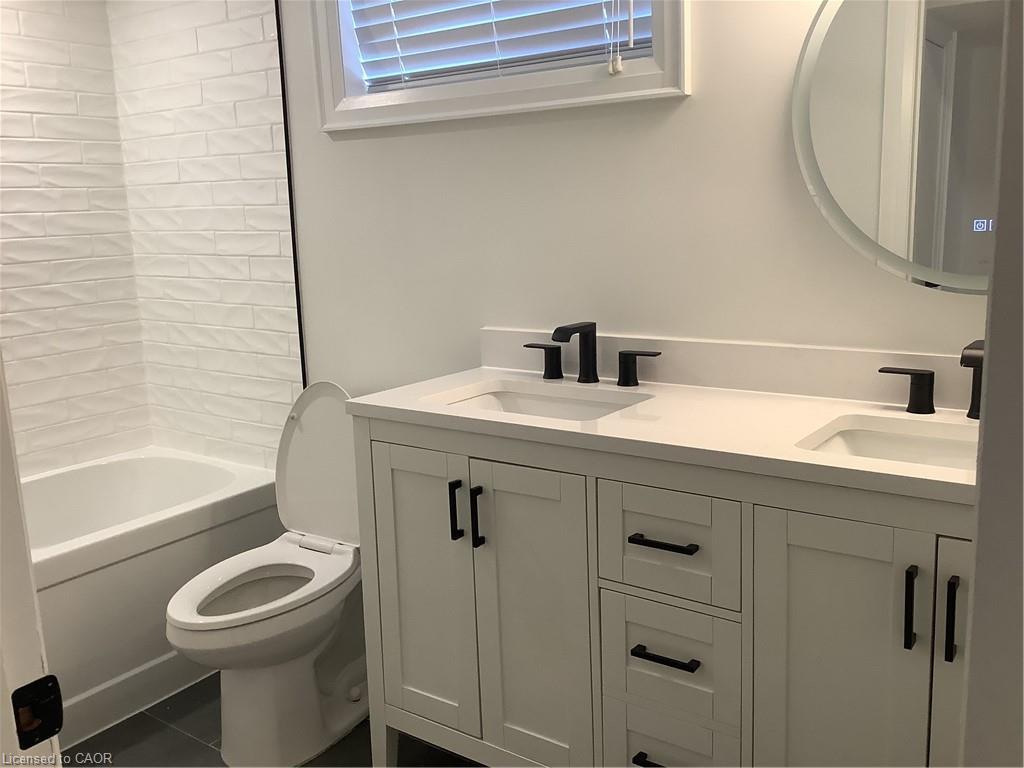 229 West 18Th Street, Hamilton, ON - Indoor Photo Showing Bathroom