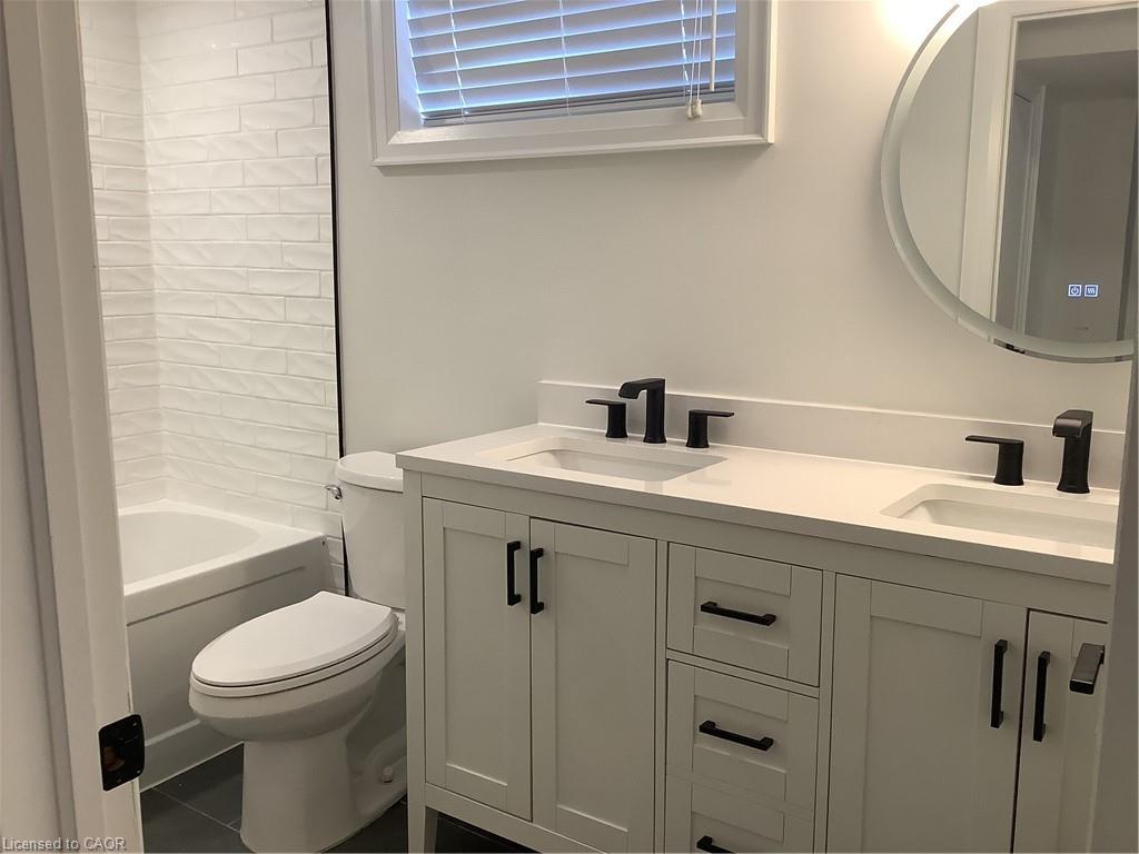 229 West 18Th Street, Hamilton, ON - Indoor Photo Showing Bathroom