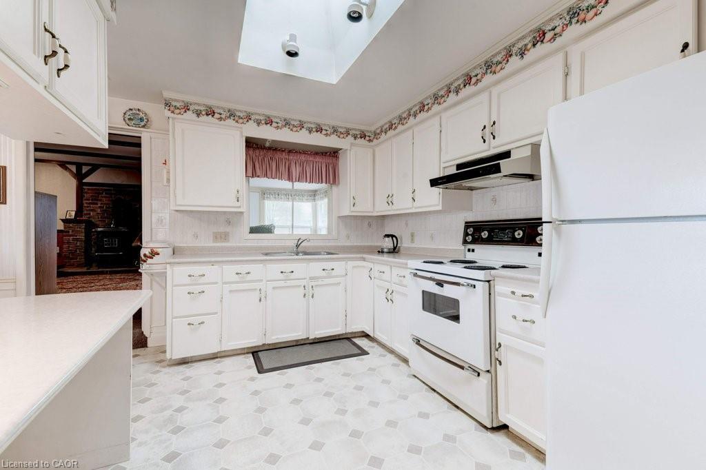 114 Second Road E, Hamilton, ON - Indoor Photo Showing Kitchen