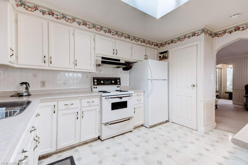 114 Second Road E, Hamilton, ON - Indoor Photo Showing Kitchen