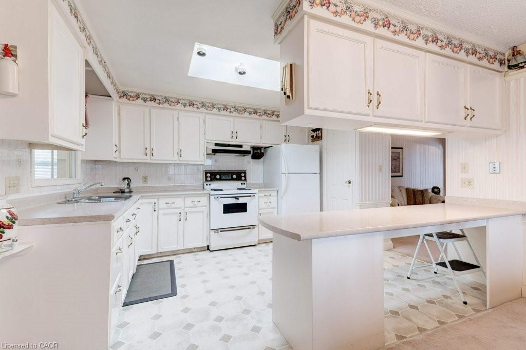 114 Second Road E, Hamilton, ON - Indoor Photo Showing Kitchen