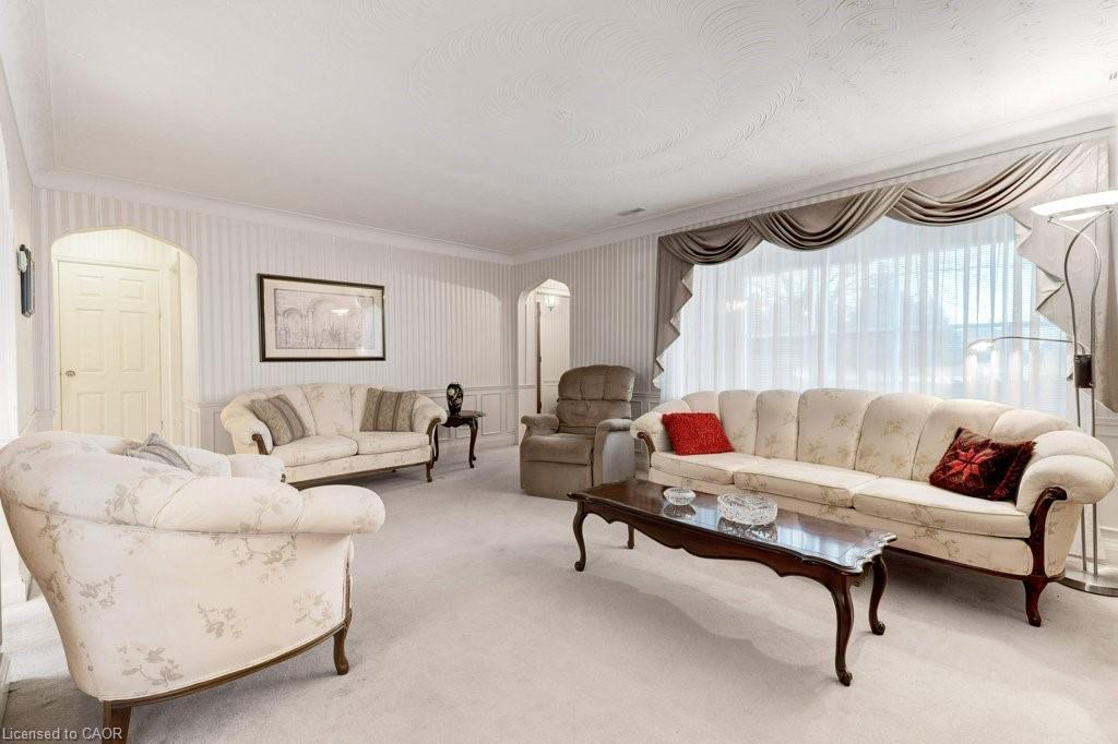 114 Second Road E, Hamilton, ON - Indoor Photo Showing Living Room