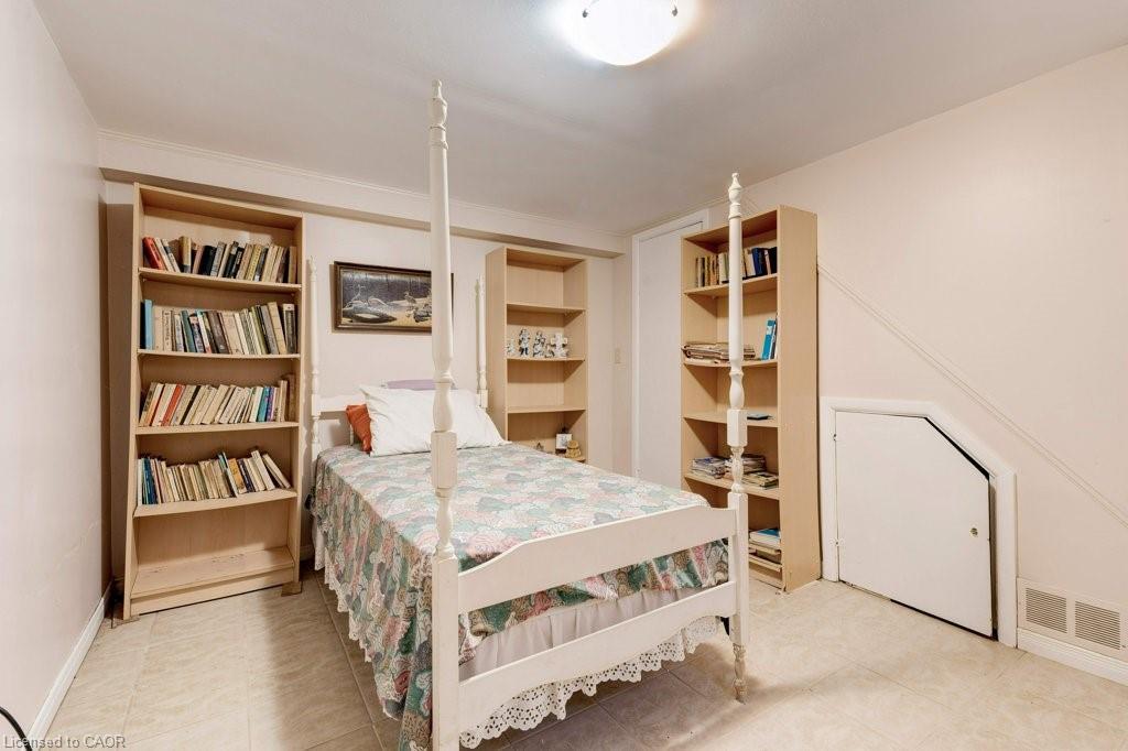 114 Second Road E, Hamilton, ON - Indoor Photo Showing Bedroom