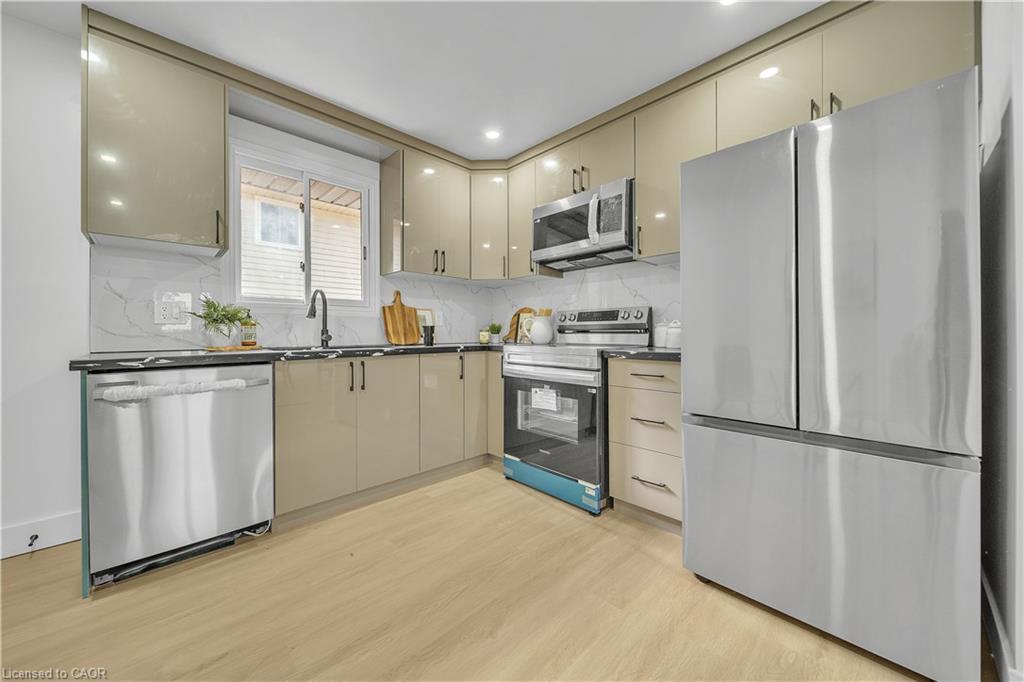 46 Bonaparte Lane, London, ON - Indoor Photo Showing Kitchen With Upgraded Kitchen