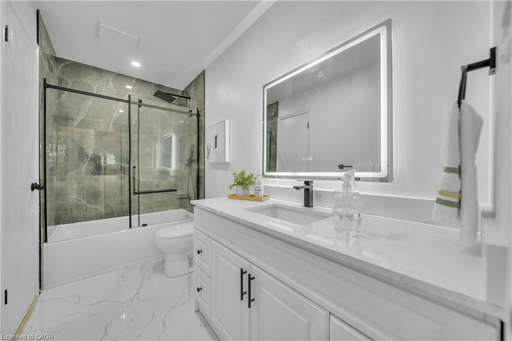 46 Bonaparte Lane, London, ON - Indoor Photo Showing Bathroom