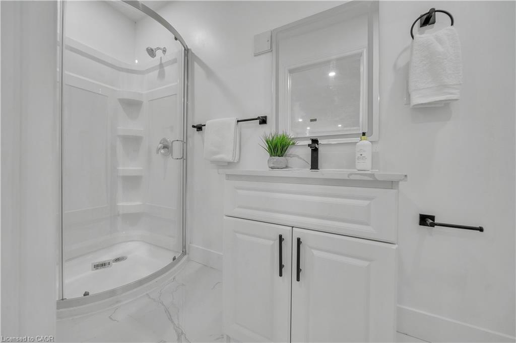 46 Bonaparte Lane, London, ON - Indoor Photo Showing Bathroom