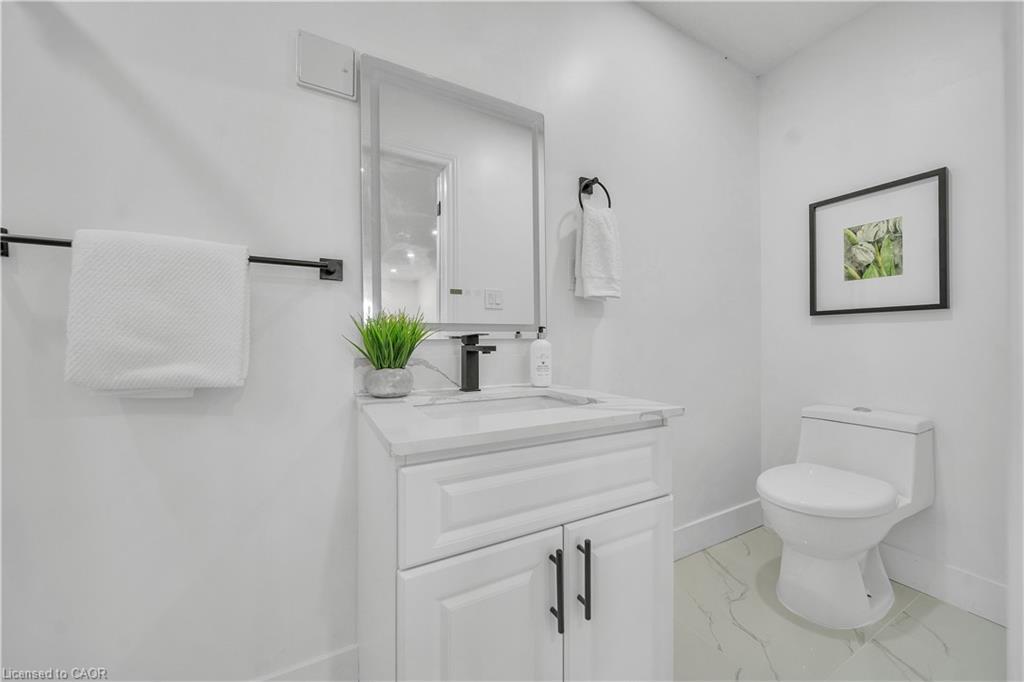 46 Bonaparte Lane, London, ON - Indoor Photo Showing Bathroom