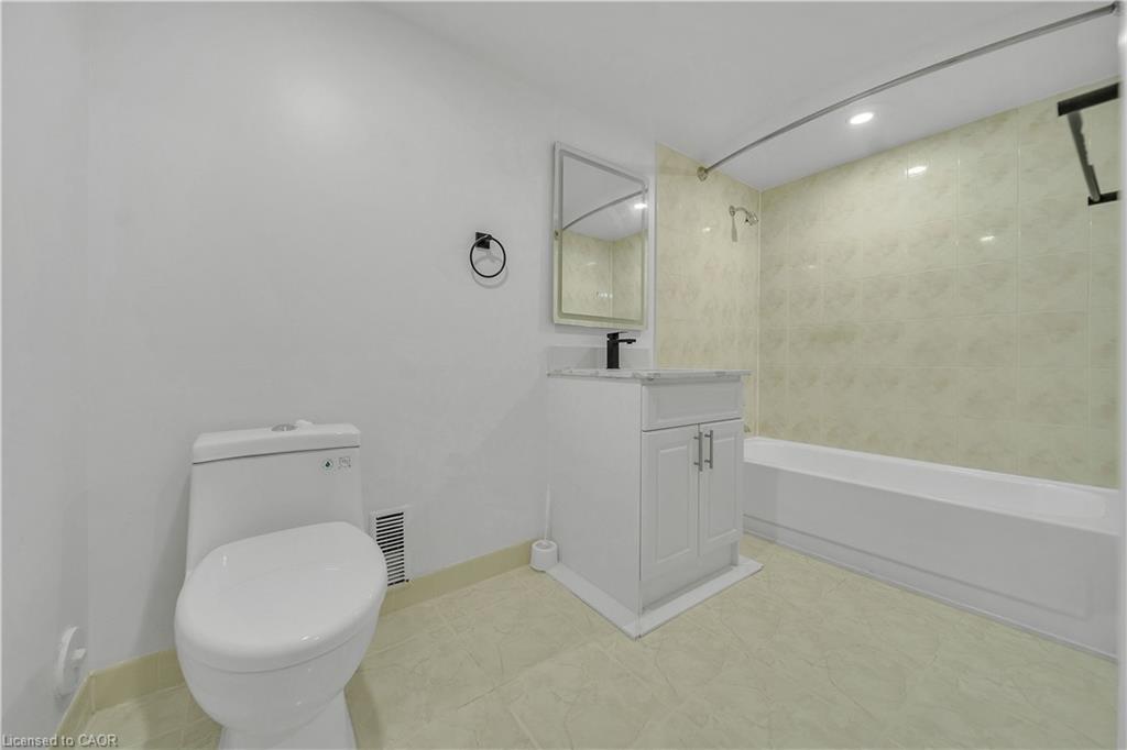 46 Bonaparte Lane, London, ON - Indoor Photo Showing Bathroom