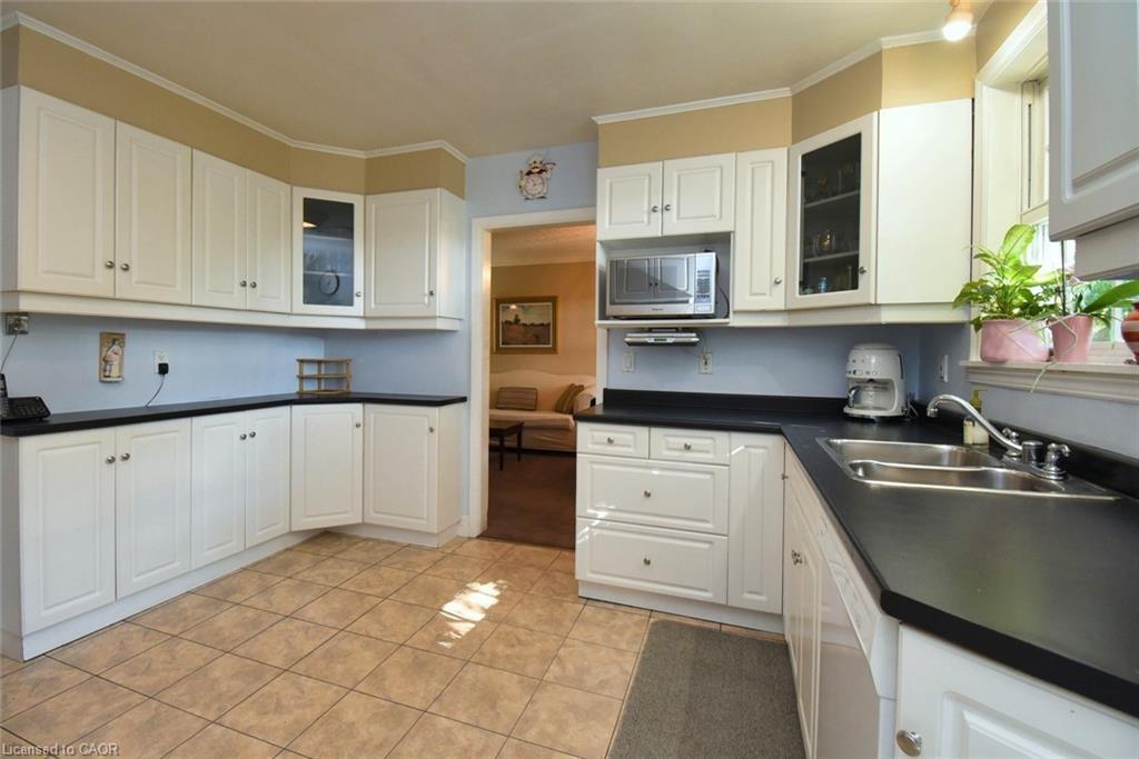 992 Baldwin Road, Mississauga, ON - Indoor Photo Showing Kitchen With Double Sink