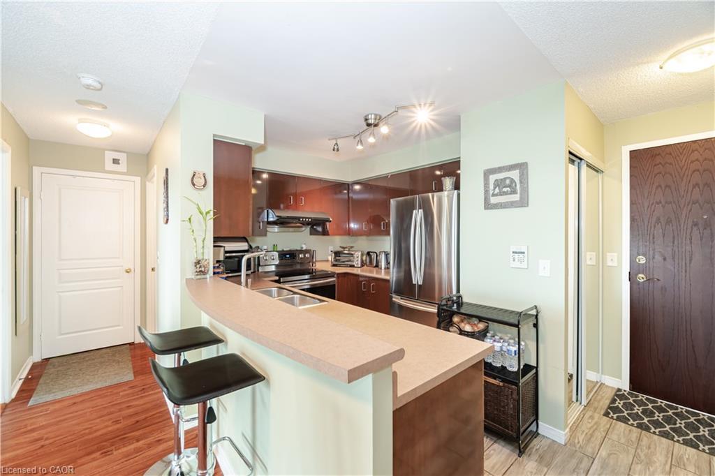 306-2545 Erin Centre Boulevard, Mississauga, ON - Indoor Photo Showing Kitchen With Double Sink