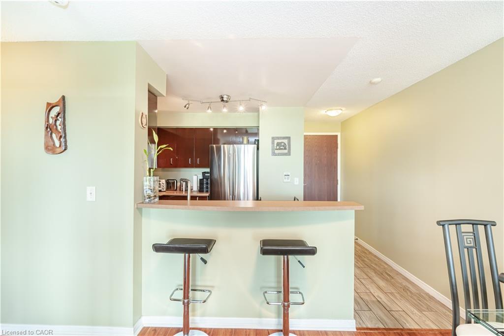 306-2545 Erin Centre Boulevard, Mississauga, ON - Indoor Photo Showing Kitchen