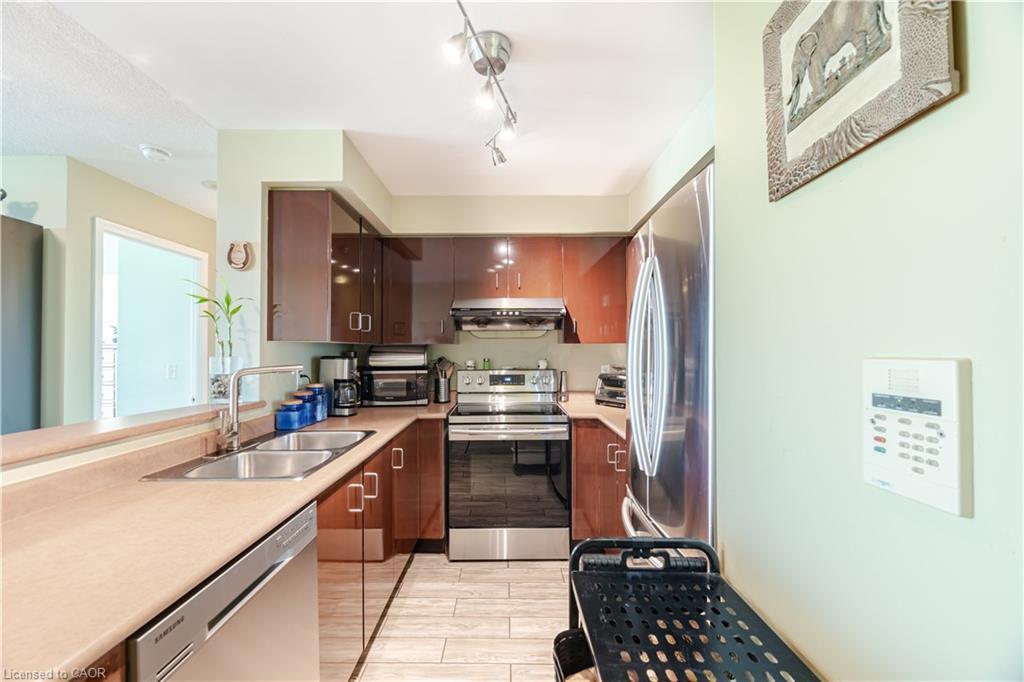 306-2545 Erin Centre Boulevard, Mississauga, ON - Indoor Photo Showing Kitchen With Double Sink