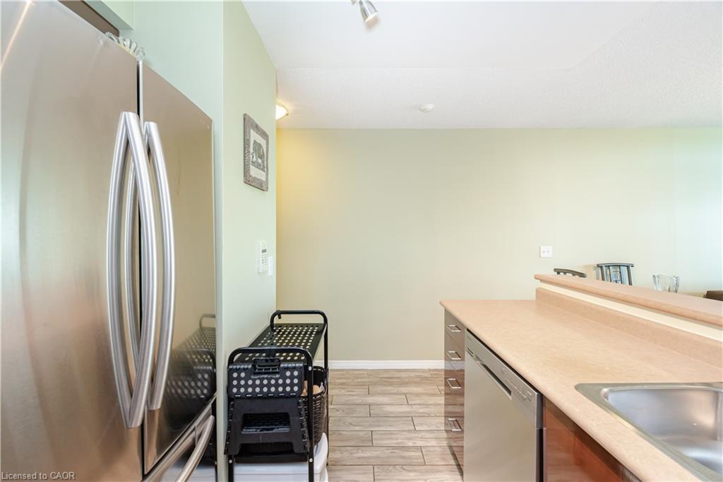 306-2545 Erin Centre Boulevard, Mississauga, ON - Indoor Photo Showing Kitchen
