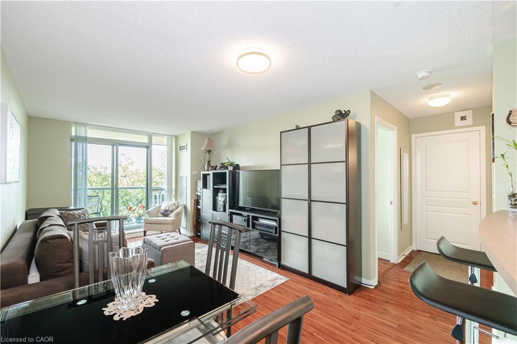 306-2545 Erin Centre Boulevard, Mississauga, ON - Indoor Photo Showing Living Room