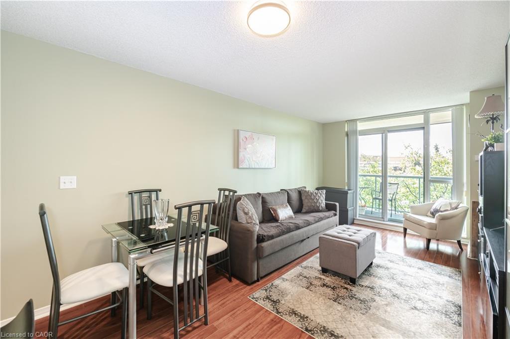 306-2545 Erin Centre Boulevard, Mississauga, ON - Indoor Photo Showing Living Room