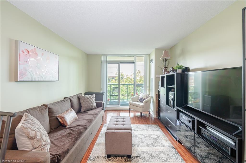 306-2545 Erin Centre Boulevard, Mississauga, ON - Indoor Photo Showing Living Room