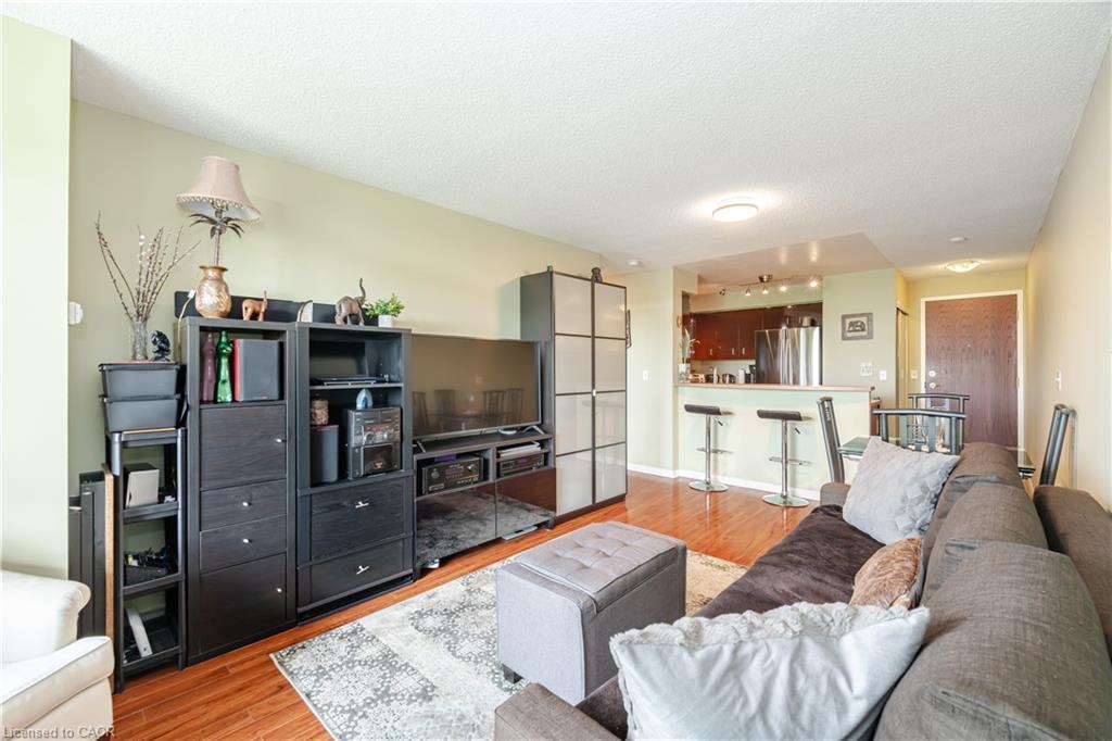 306-2545 Erin Centre Boulevard, Mississauga, ON - Indoor Photo Showing Living Room