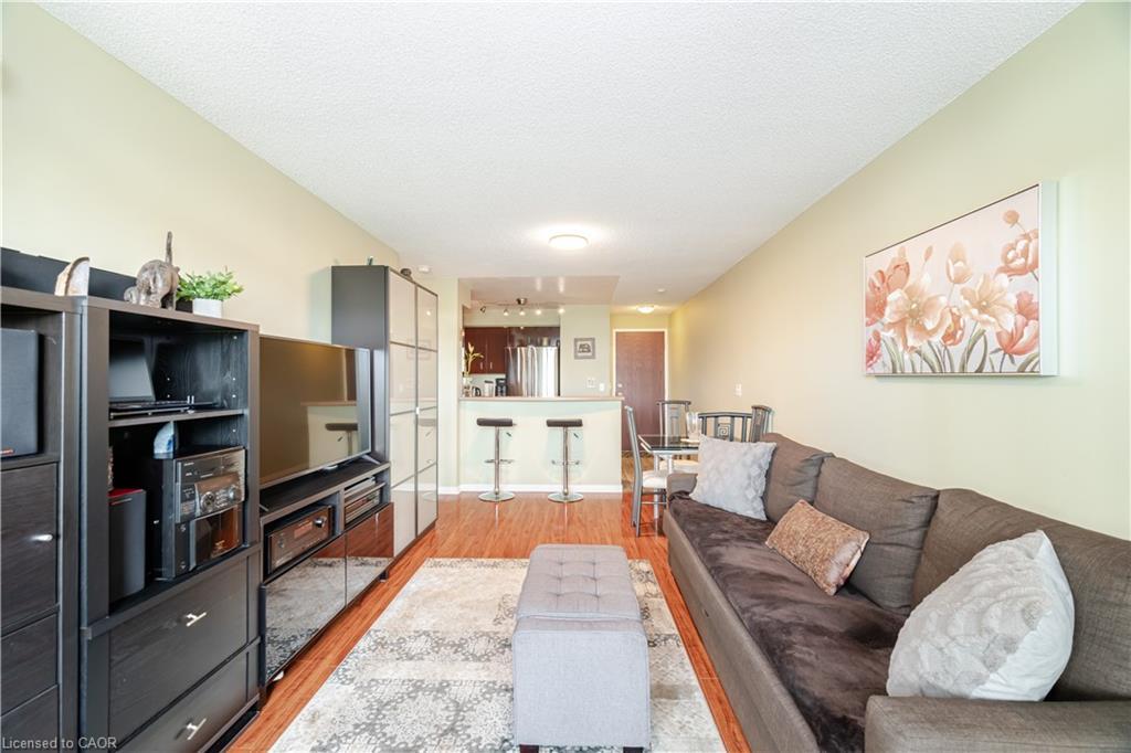 306-2545 Erin Centre Boulevard, Mississauga, ON - Indoor Photo Showing Living Room