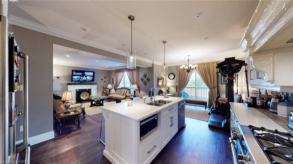537 Millstream Drive, Waterloo, ON - Indoor Photo Showing Kitchen With Upgraded Kitchen