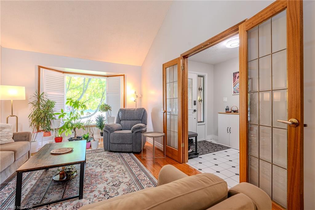 Upper-14 Windstar Place, Hamilton, ON - Indoor Photo Showing Living Room