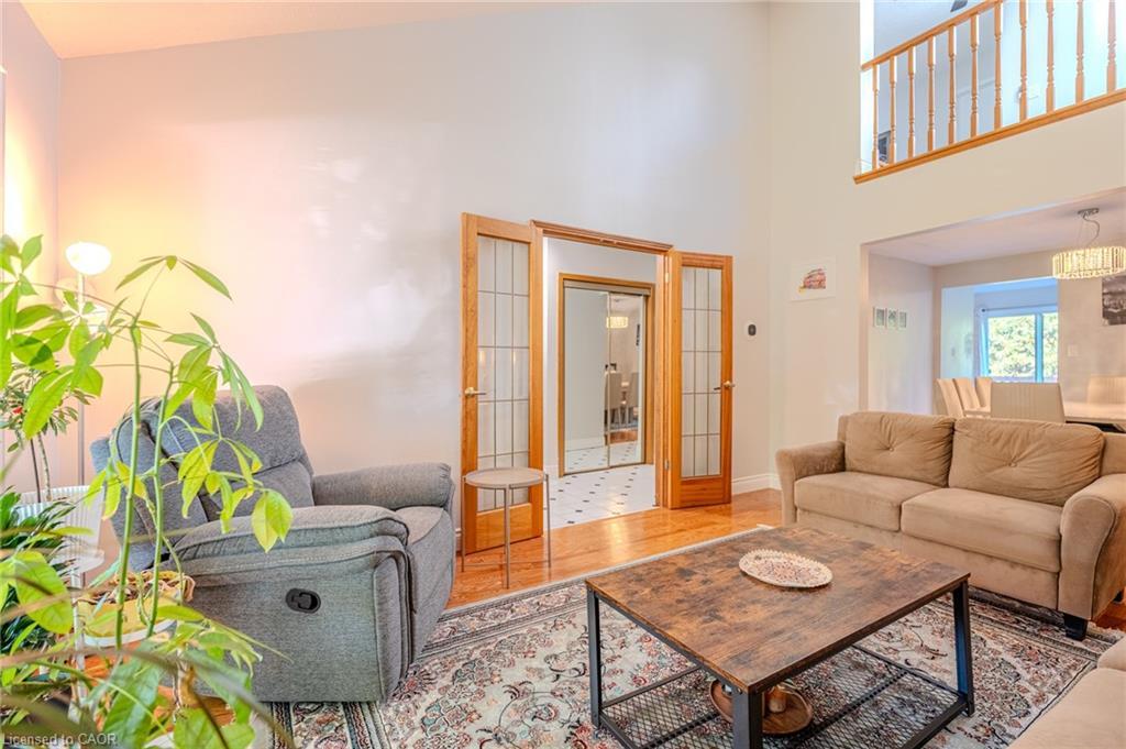 Upper-14 Windstar Place, Hamilton, ON - Indoor Photo Showing Living Room