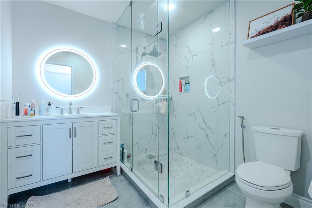 Upper-14 Windstar Place, Hamilton, ON - Indoor Photo Showing Bathroom