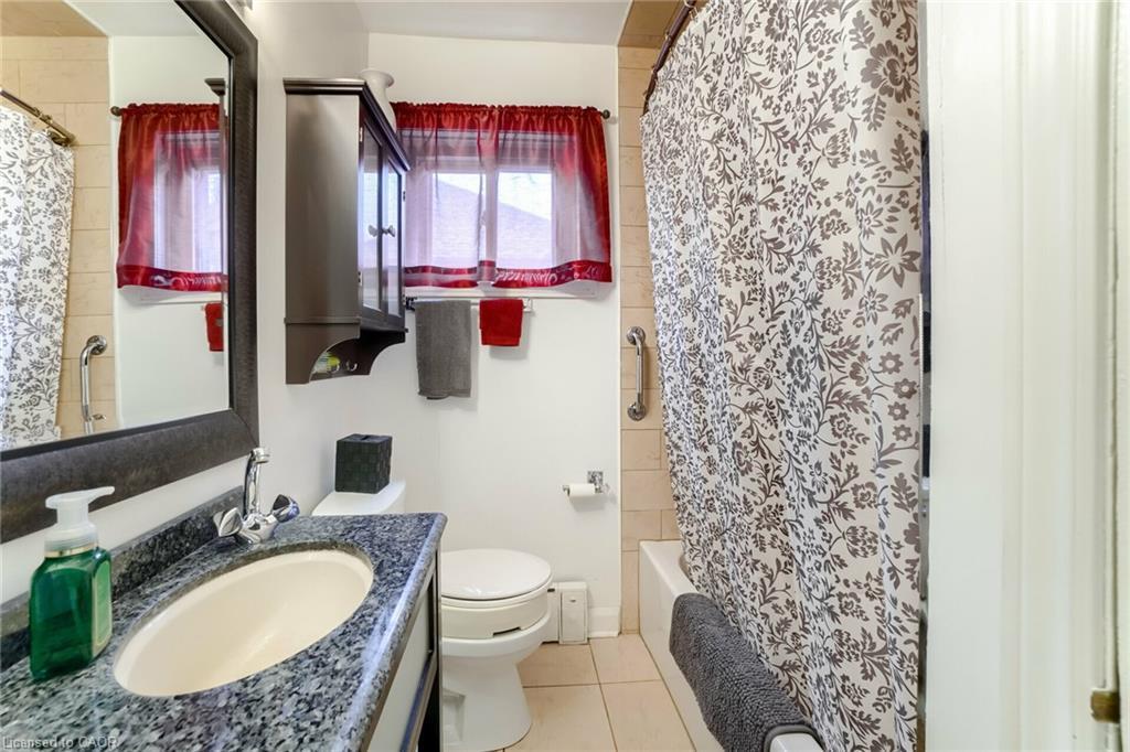 160 Welland Avenue, St. Catharines, ON - Indoor Photo Showing Bathroom