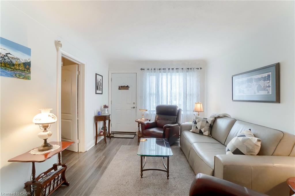 160 Welland Avenue, St. Catharines, ON - Indoor Photo Showing Living Room