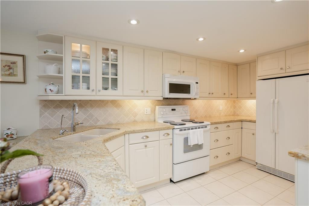 9 Longwater Chase, Markham, ON - Indoor Photo Showing Kitchen With Double Sink
