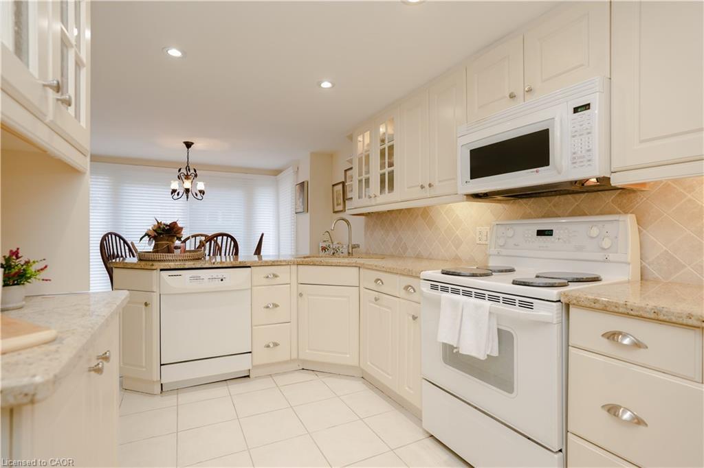 9 Longwater Chase, Markham, ON - Indoor Photo Showing Kitchen