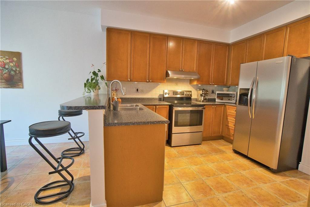 491 Pettit Trail, Milton, ON - Indoor Photo Showing Kitchen With Double Sink