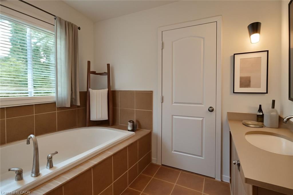 491 Pettit Trail, Milton, ON - Indoor Photo Showing Bathroom