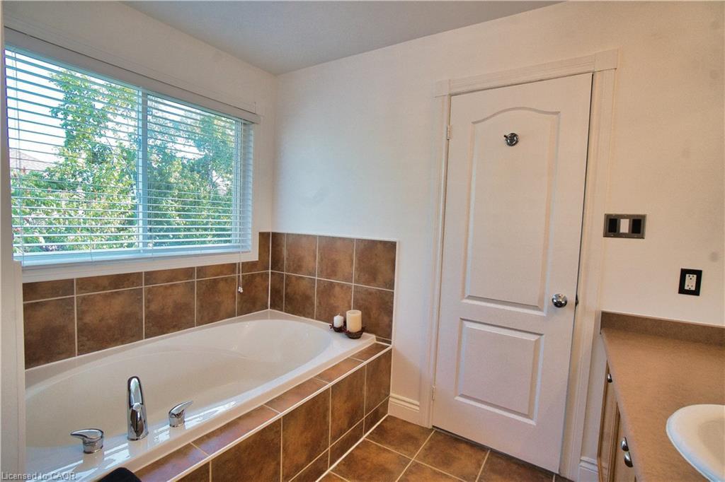 491 Pettit Trail, Milton, ON - Indoor Photo Showing Bathroom