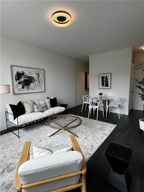 7-307 1/2 Barton Street E, Hamilton, ON - Indoor Photo Showing Living Room