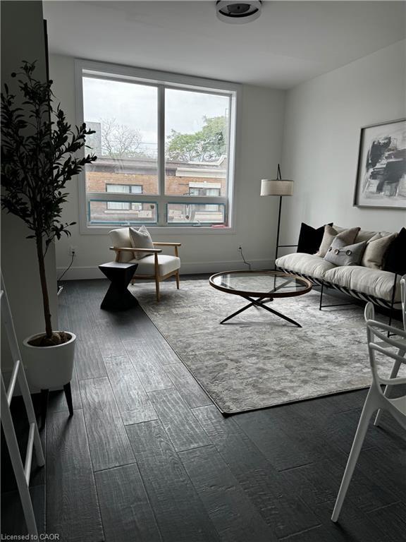 7-307 1/2 Barton Street E, Hamilton, ON - Indoor Photo Showing Living Room