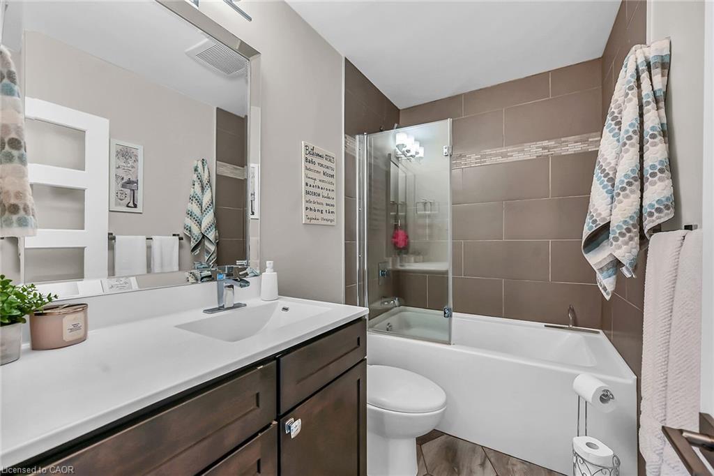 A-174 Kings Forest Drive, Hamilton, ON - Indoor Photo Showing Bathroom