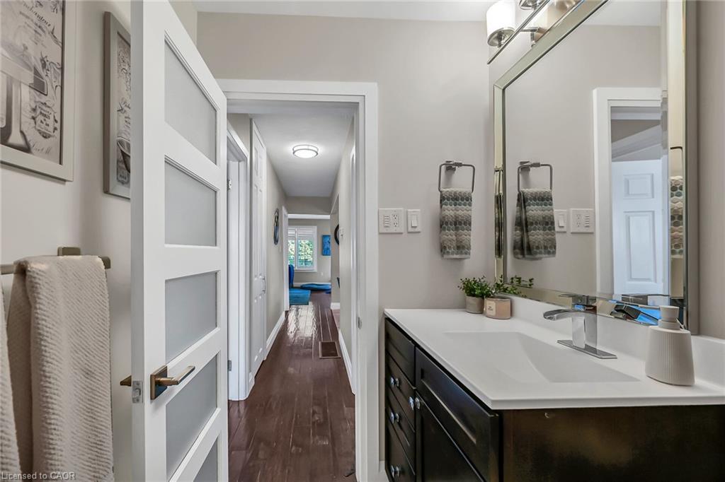 A-174 Kings Forest Drive, Hamilton, ON - Indoor Photo Showing Bathroom