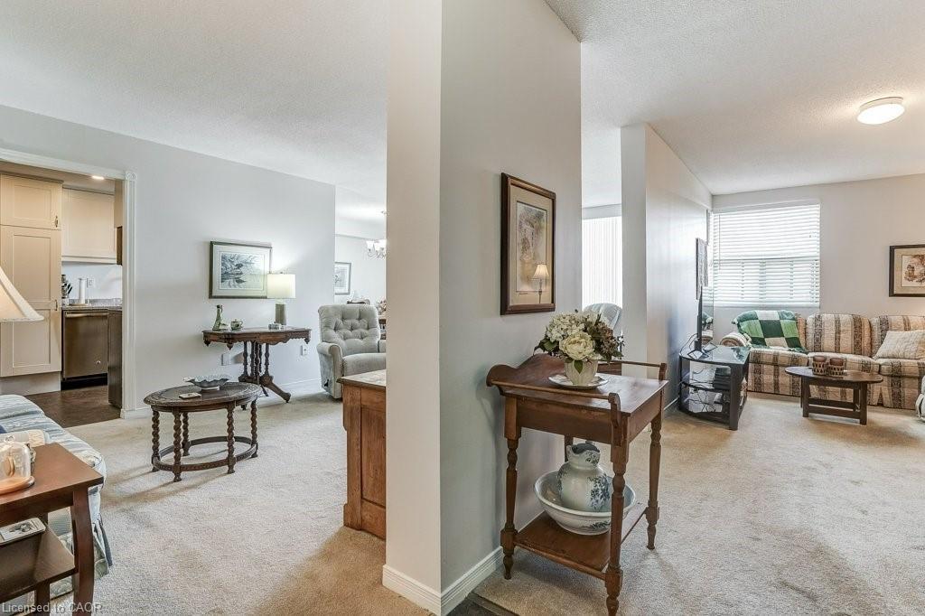 205-2055 Upper Middle Road, Burlington, ON - Indoor Photo Showing Living Room