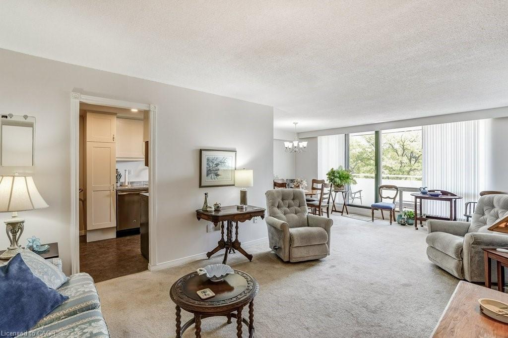 205-2055 Upper Middle Road, Burlington, ON - Indoor Photo Showing Living Room