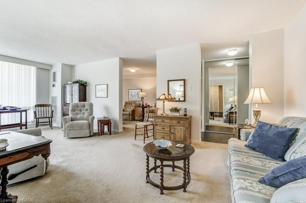 205-2055 Upper Middle Road, Burlington, ON - Indoor Photo Showing Living Room