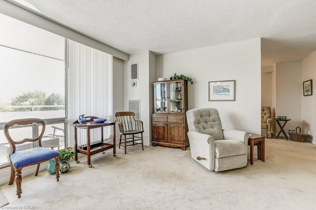 205-2055 Upper Middle Road, Burlington, ON - Indoor Photo Showing Living Room