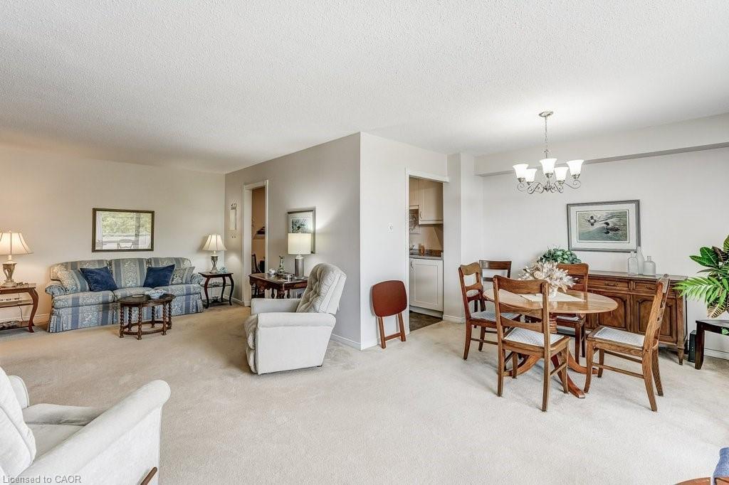 205-2055 Upper Middle Road, Burlington, ON - Indoor Photo Showing Living Room