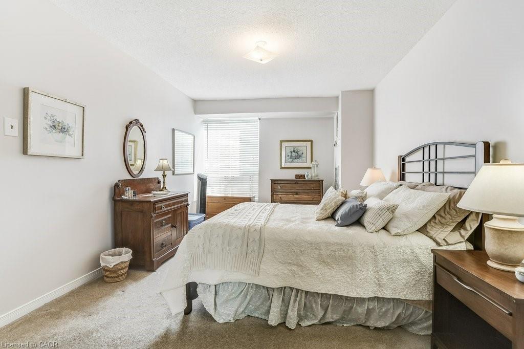 205-2055 Upper Middle Road, Burlington, ON - Indoor Photo Showing Bedroom