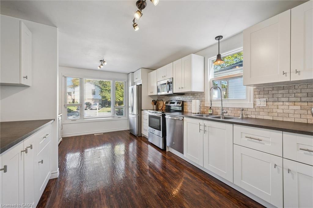 95 Macatee Place, Cambridge, ON - Indoor Photo Showing Kitchen With Double Sink