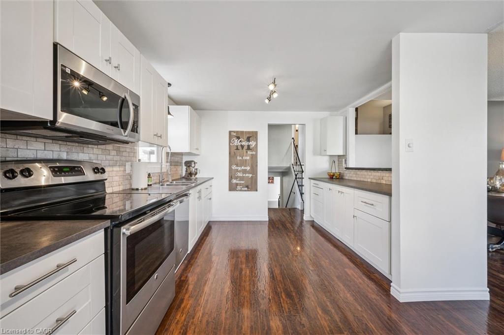 95 Macatee Place, Cambridge, ON - Indoor Photo Showing Kitchen With Upgraded Kitchen