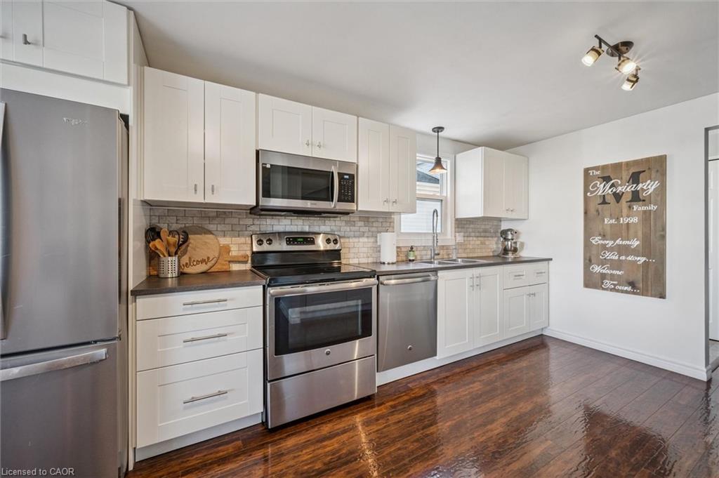 95 Macatee Place, Cambridge, ON - Indoor Photo Showing Kitchen With Upgraded Kitchen