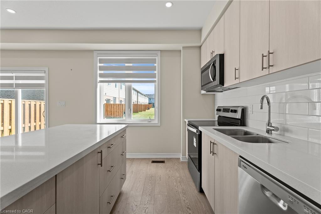 8 Linden Park Lane, Hamilton, ON - Indoor Photo Showing Kitchen With Double Sink With Upgraded Kitchen